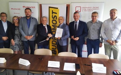 Sygnatariusze umowy wraz z przedstawicielami samorządu Mazowsza