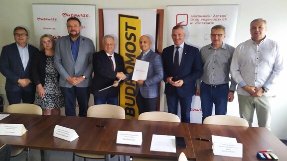 Sygnatariusze umowy wraz z przedstawicielami samorządu Mazowsza