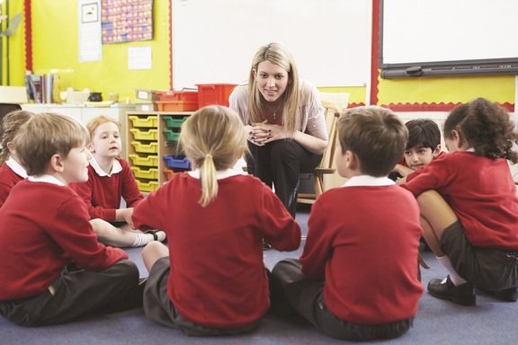 Nauczycielka rozmawia z uczniami podczas lekcji