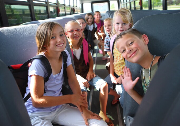 dzieci w autobusie szkolnym w drodze do szkoły