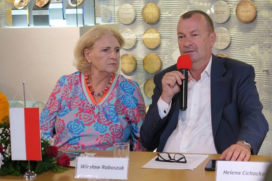 głos zabiera Wiesłąw Raboszuk obok siedzi Jadwiga Zakrzewska