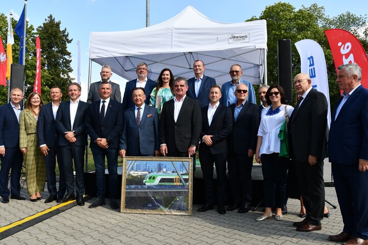 Przedstawiciele samorządu województwa mazowieckiego, Kolei Mazowieckich i Stadlera prezentują zdjęcie nowego pociągu typu FLIRT