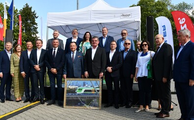 Przedstawiciele samorządu, władz KM oraz firmy Stadler podczas pamiątkowego zdjęcia.