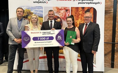 Przedstawiciele samorządu województwa mazowieckiego i przedstawicielki stowarzyszenia Przyjaźń