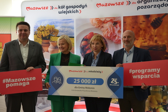 Przedstawiciele samorządu Mazowsza i burmistrz Wołomina prezentują czek 