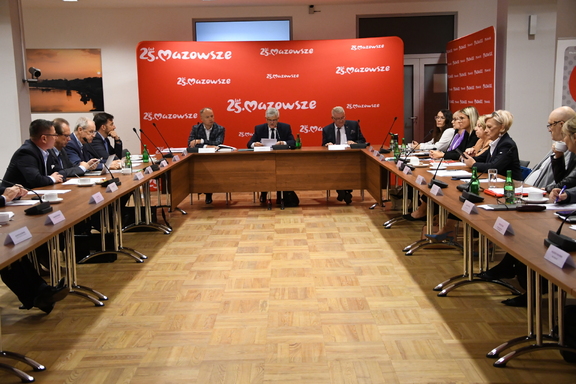 Zdjęcie przedstawia członków Wojewódzkiej Rady Dialogu Społecznego w województwie mazowieckim oraz gości podczas obrad