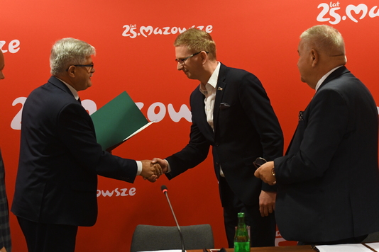 Damian Krysztofik odbiera z rąk Jana Przywoźnego akt powołania do Wojewódzkiej Rady Dialogu Społecznego w województwie mazowieckim