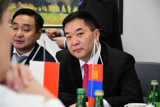 Przewodniczący churału Munkhbaatar Demberel przy stole obrad