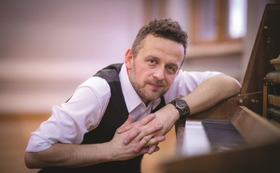 Michał Wojtusik przy fortepianie