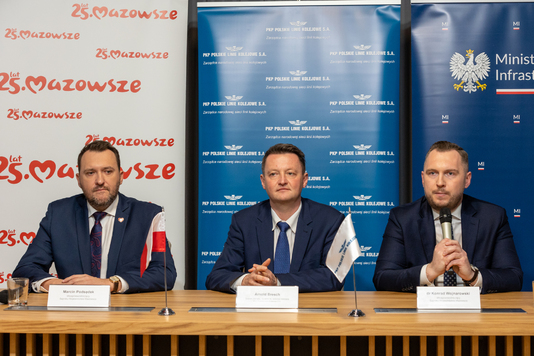 Przedstawiciele samorządu Mazowsza i przedstawiciel PKP PLK podczas konferencji prasowej
