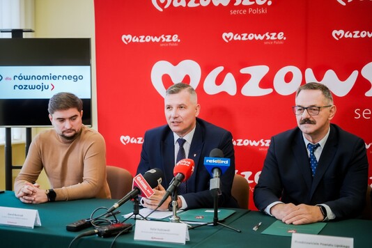 Wicemarszałek Rafał Rajkowski podczas konferencji prasowej 