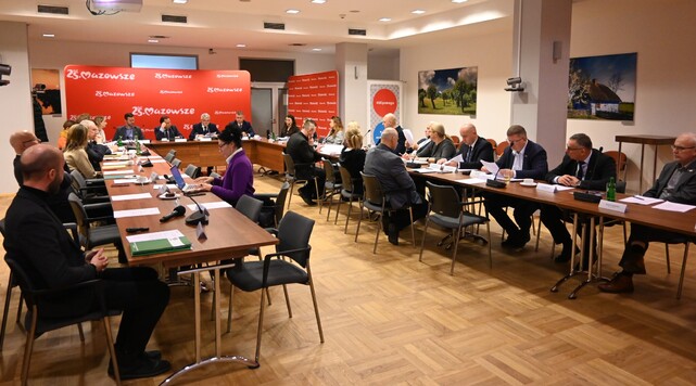 członkowie Wojewódzkiej Rady Dialogu Społecznego w województwie mazowieckim oraz goście podczas obrad