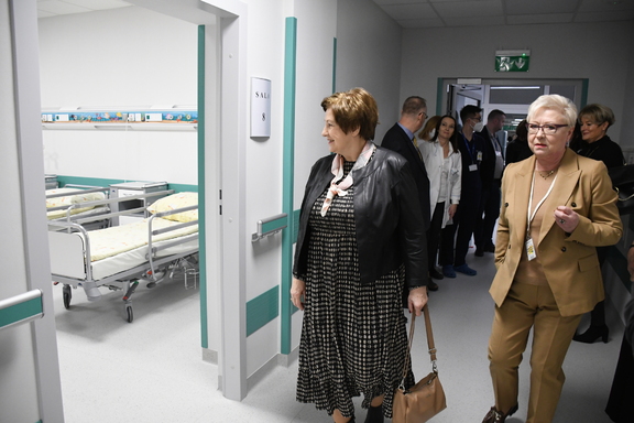 Elżbieta Lanc i dyrektorka szpitala oglądają oddział