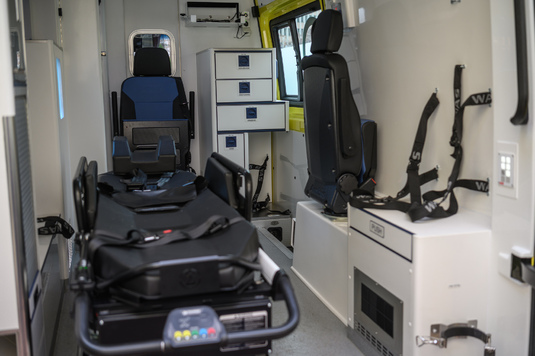 W wyposażeniu ambulansów znalazły się m.in. nosze elektryczne.