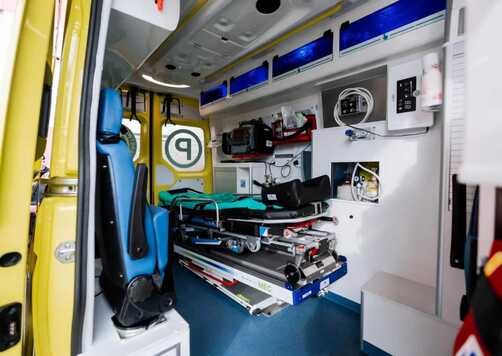 Wnętrze ambulansu z wyposażeniem