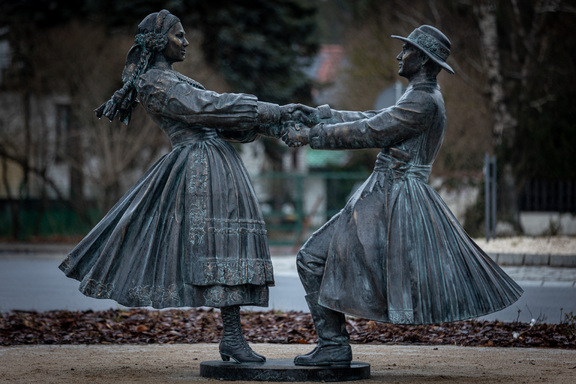Rzeźba pary tancerzy z zespołu Mazowsze na rondzie w Otrębusach