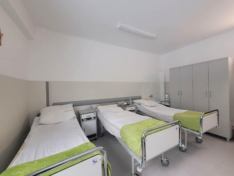 Jedna z sal szpitalnych z łóżkami