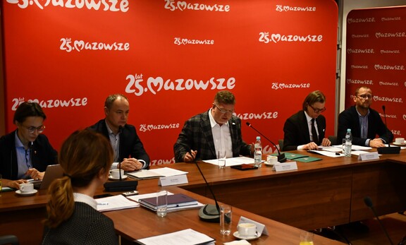 Członkowie Wojewódzkiej Rady Dialogu Społecznego w województwie mazowieckim podczas obrad.