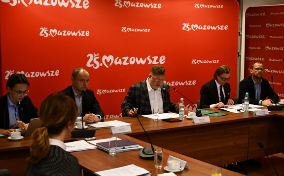 Członkowie Wojewódzkiej Rady Dialogu Społecznego w województwie mazowieckim podczas obrad.