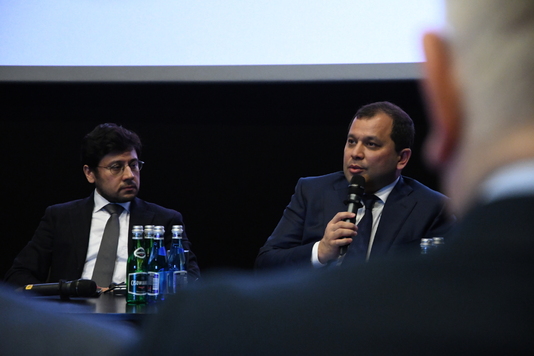 Dwóch mężczyzn uczestniczących w debacie, od lewej: Oybek Shaykhov, Sekretarz Generalny Euro-Uzbeckiego Stowarzyszenia Współpracy Gospodarczej (EUROUZ); Davron Vahobov, Prezes Izby Przemysłowo-Handlowej Uzbekistanu. Prawy mężczyzna trzyma w dłoni mikrofon