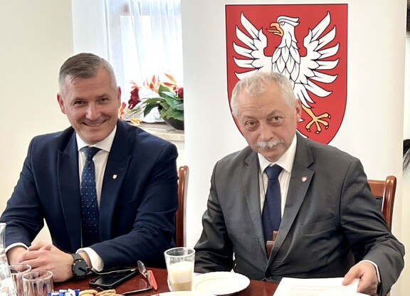 Wicemarszałek Rafał Rajkowski i przewodniczący komisji Krzysztof Skolimowski