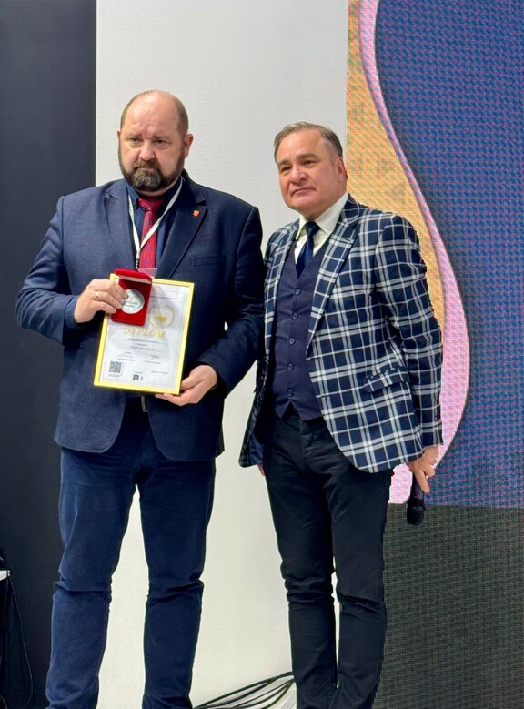 Dyrektor Radosław Rybicki odbiera dyplom w kategorii Ekspozycja Targowa