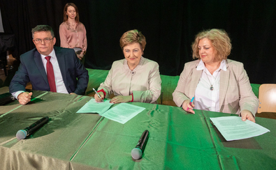 członek zarządu Elżbieta Lanc podpisuje dokumenty