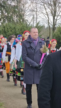 Wicemarszałek Wiesław Raboszuk idzie w procesji