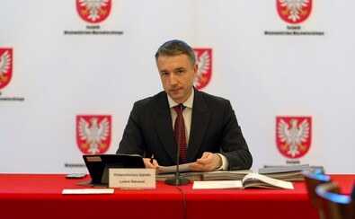 Ludwik Rakowski przy stole w trakcie sesji sejmiku