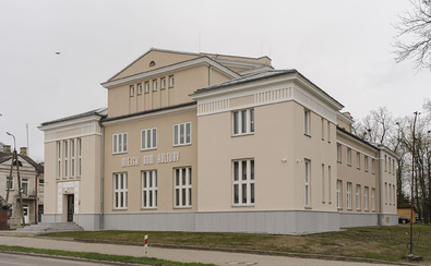 Elewacja odnowionego budynku - siedziby Miejskiego Domu Kultury w Przasnyszu
