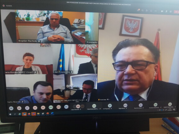 Kadr z monitora. Na głównym polu widać uczestniczącego w spotkaniu marszałka Adama Struzika