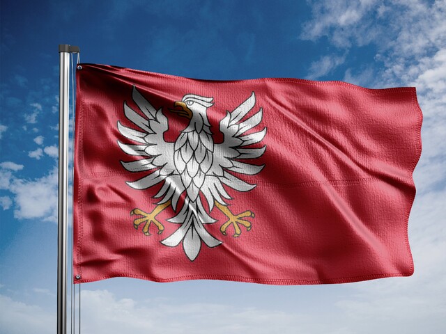 flaga Mazowsza powiewa na tle błękitnego nieba